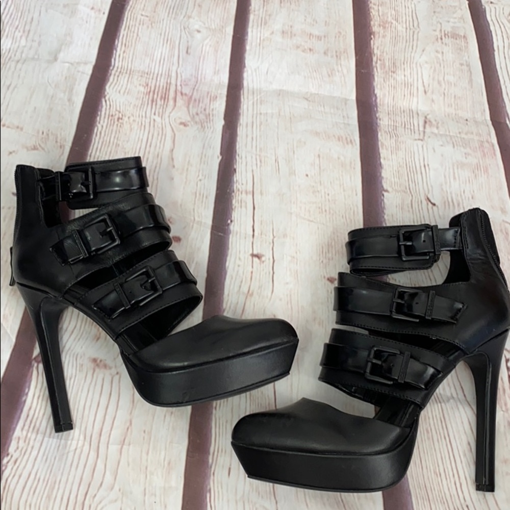 BCBGeneration Black bootie platform buckle heel